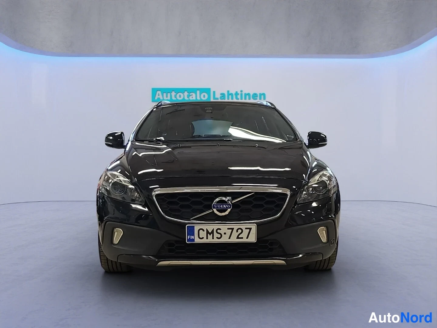 Musta Volvo V40 Cross Country 2016, edestä, kuva 3