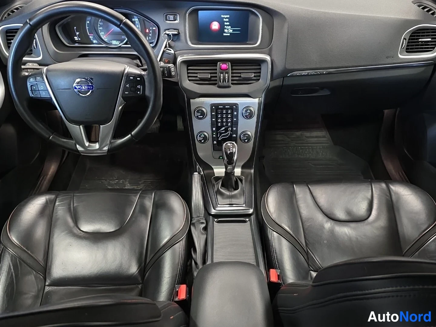 Musta Volvo V40 Cross Country 2016, ohjaamo, kuva 11