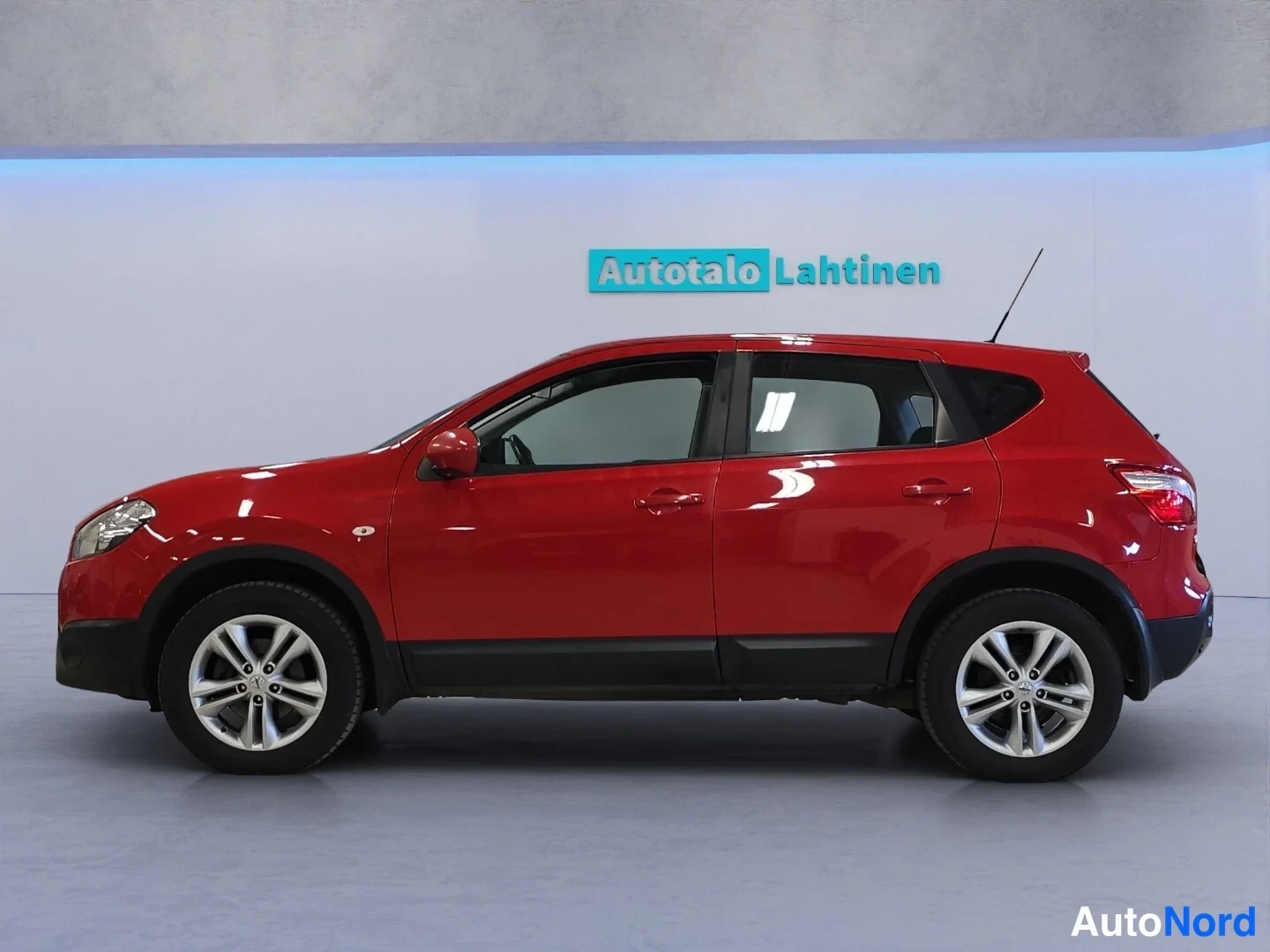 Röd Nissan Qashqai 2012, snett framifrån, fronten åt vänster, bild 2