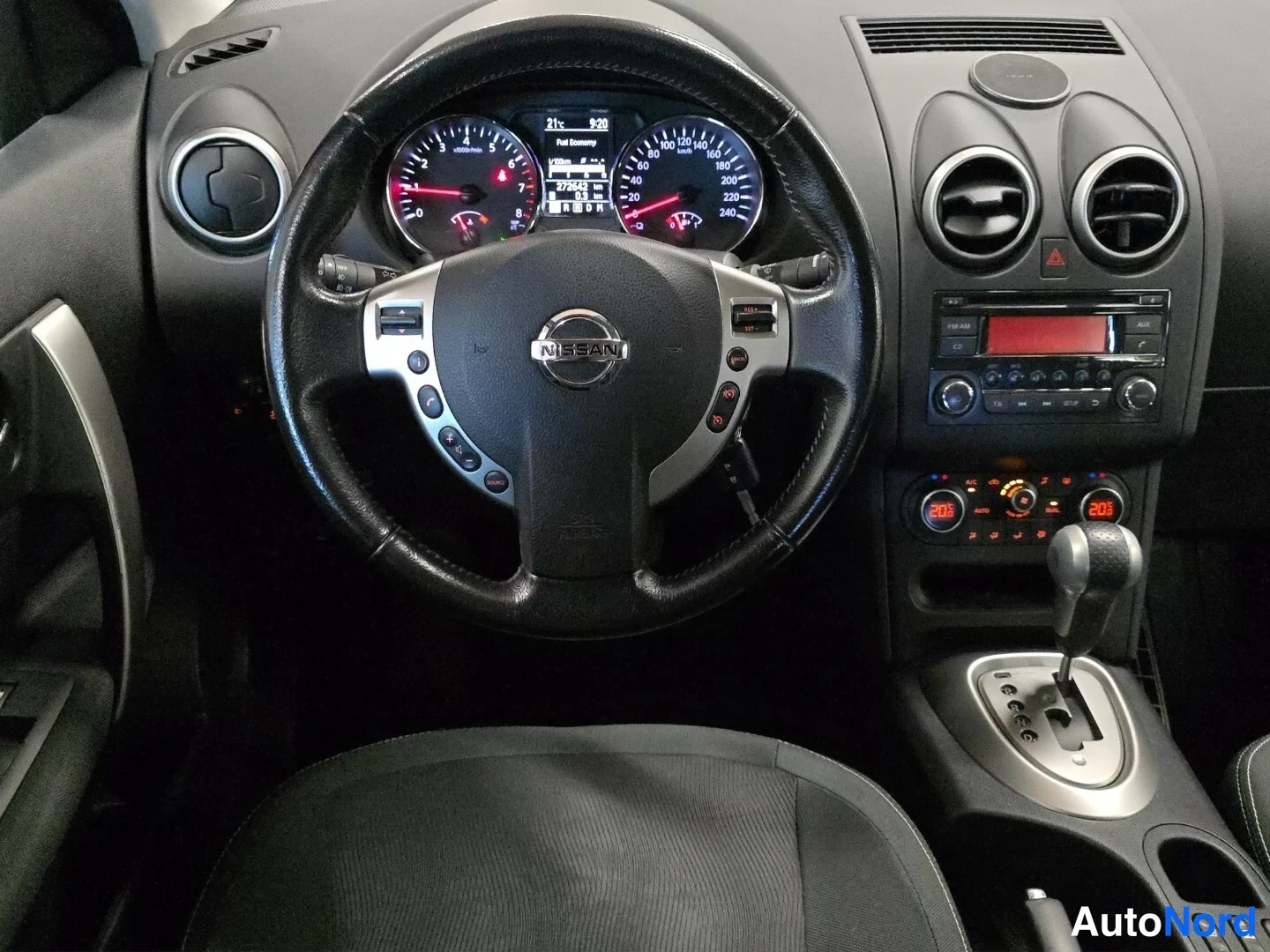 Röd Nissan Qashqai 2012, förarplats, bild 10