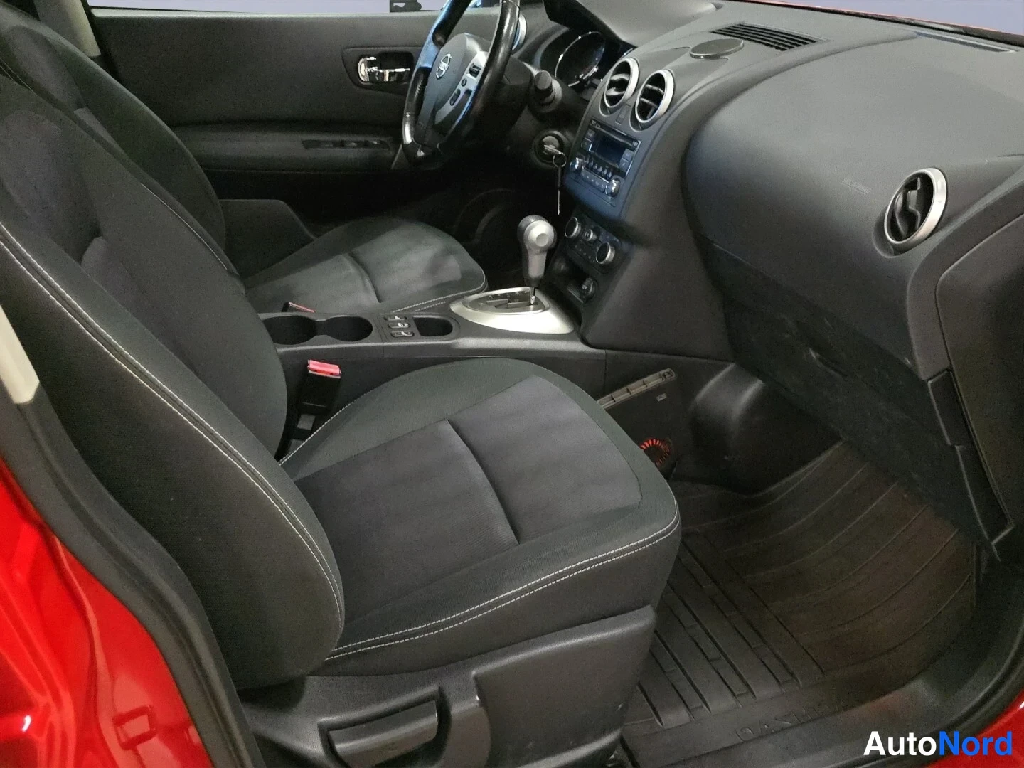 Röd Nissan Qashqai 2012, förarplats, bild 11