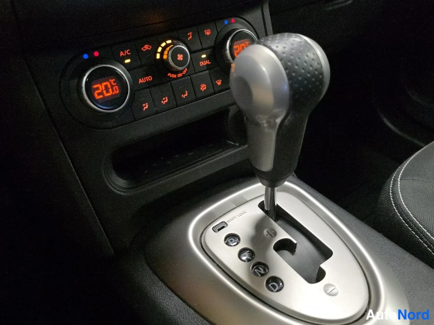 Röd Nissan Qashqai 2012, detalj, bild 16