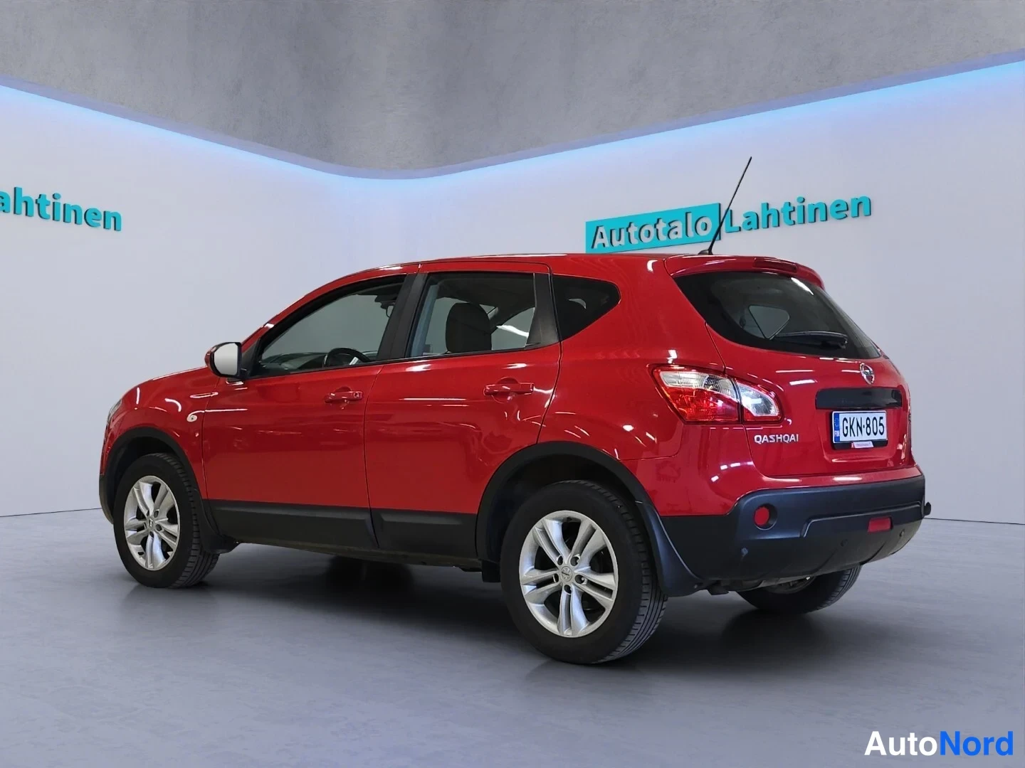 Röd Nissan Qashqai 2012, snett bakifrån, bild 6