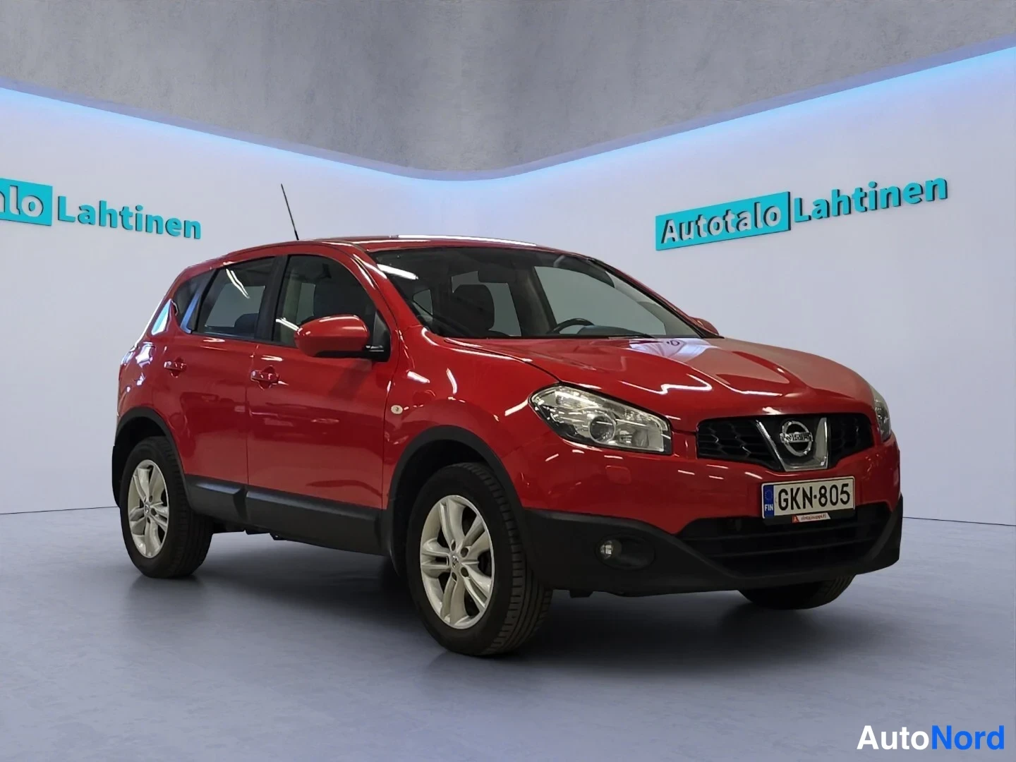 Röd Nissan Qashqai 2012, snett framifrån, fronten åt höger, bild 3