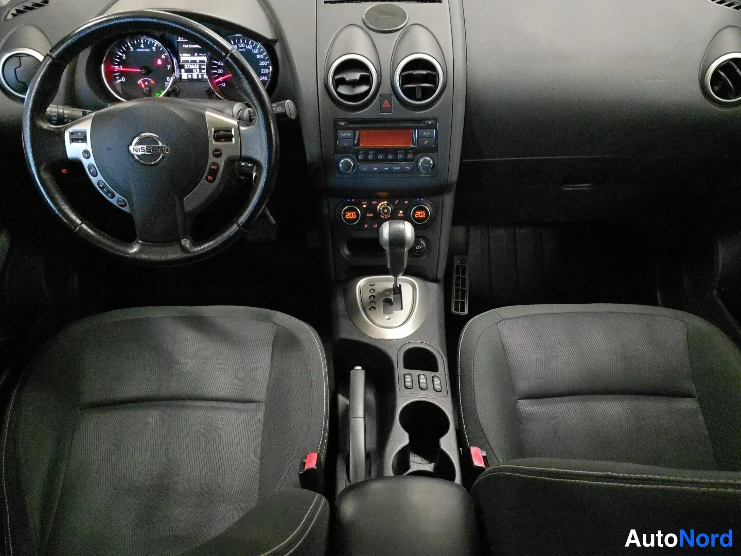 Röd Nissan Qashqai 2012, förarplats, bild 9