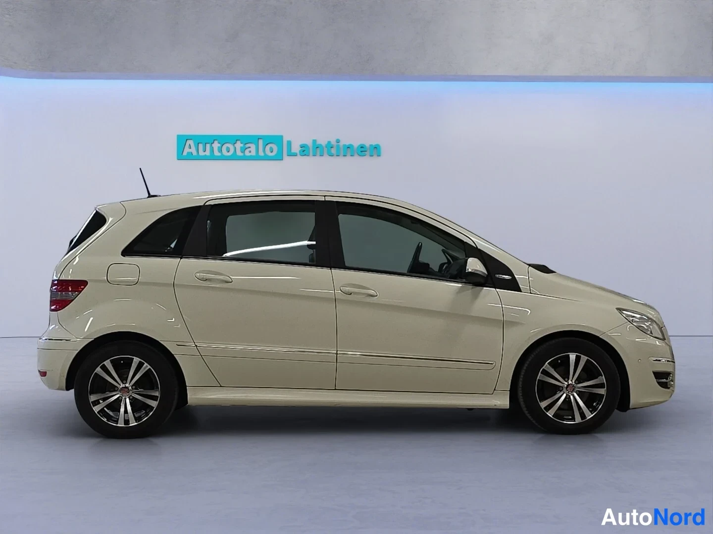 Valkoinen Mercedes-Benz B 2011, sivulta, kuva 5