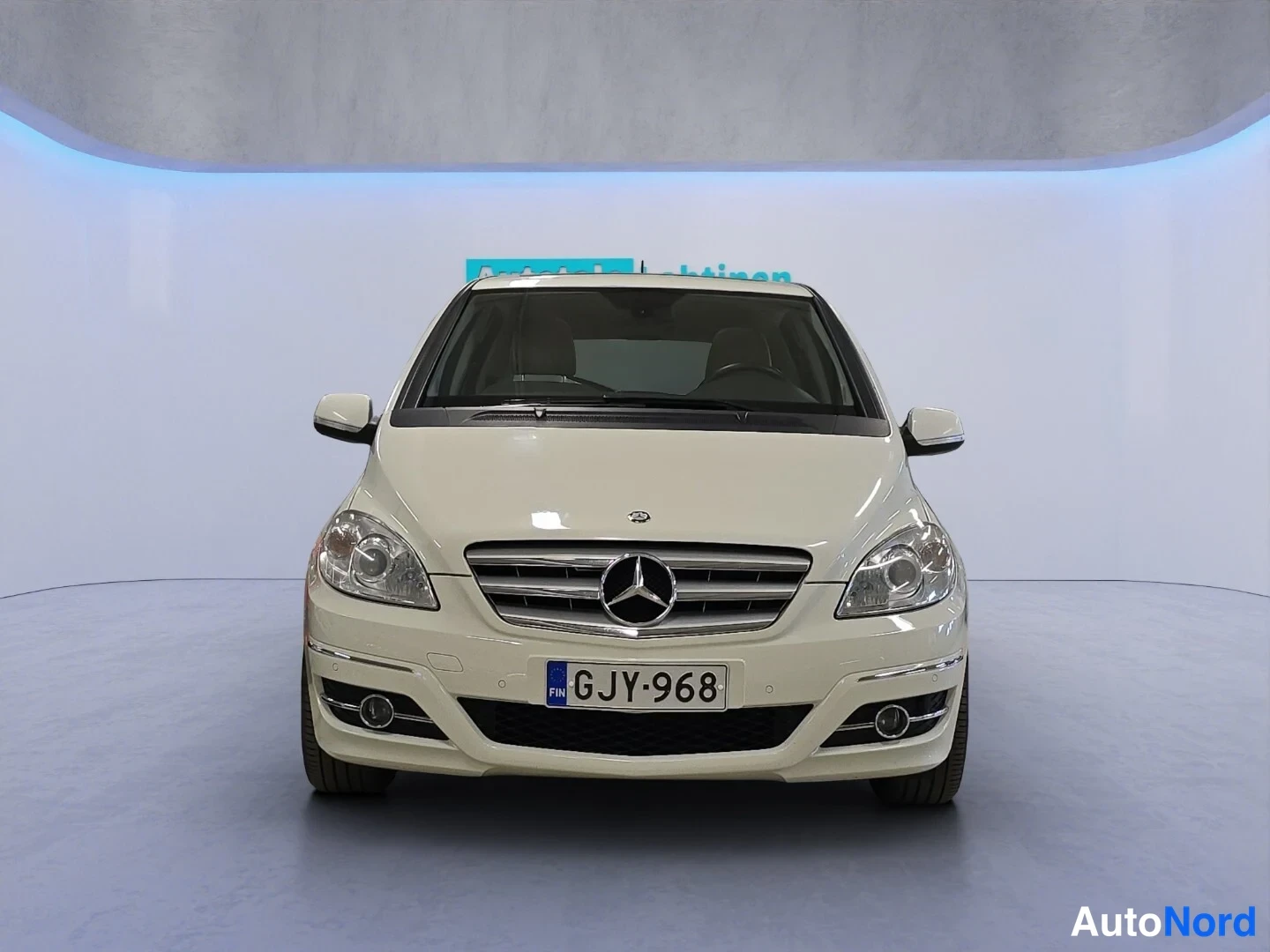 Valkoinen Mercedes-Benz B 2011, edestä, kuva 4