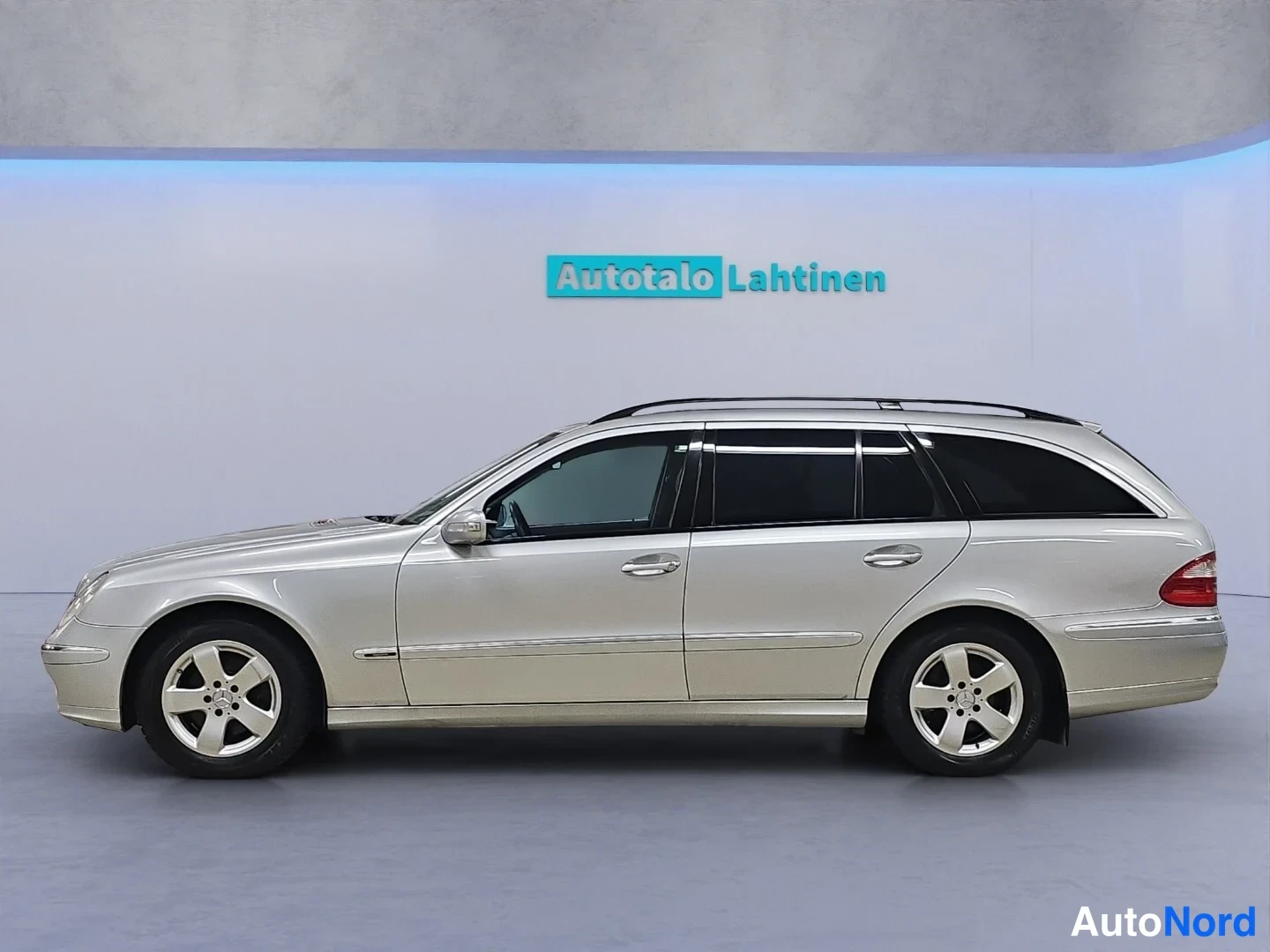 Harmaa Mercedes-Benz E 2006, sivulta, kuva 4