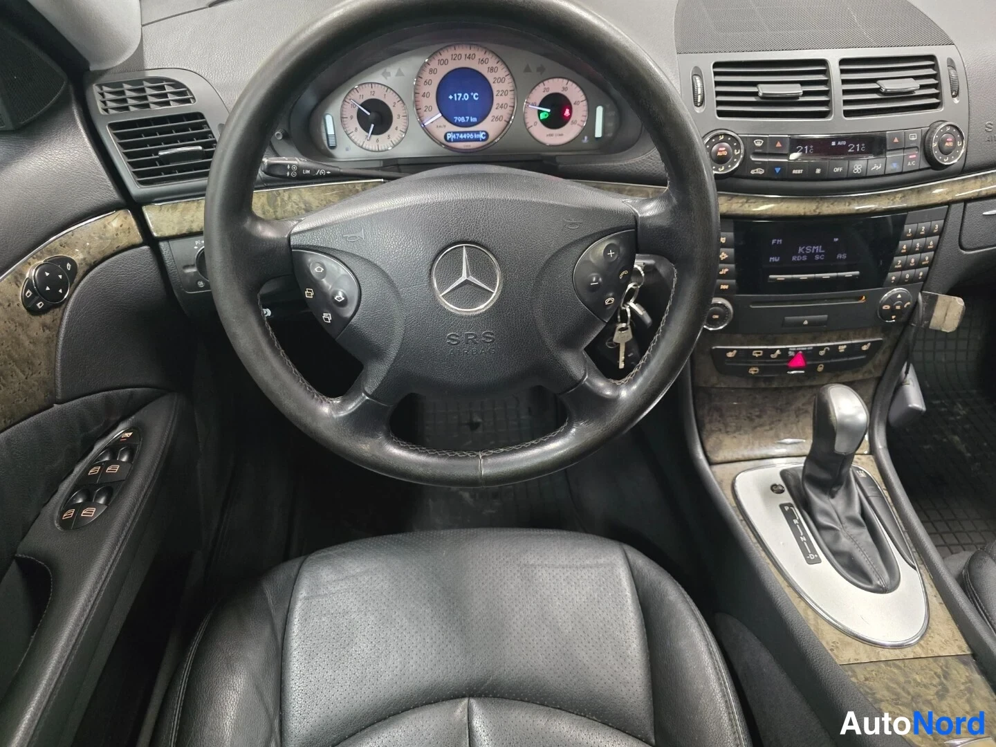 Harmaa Mercedes-Benz E 2006, ohjaamo, kuva 10