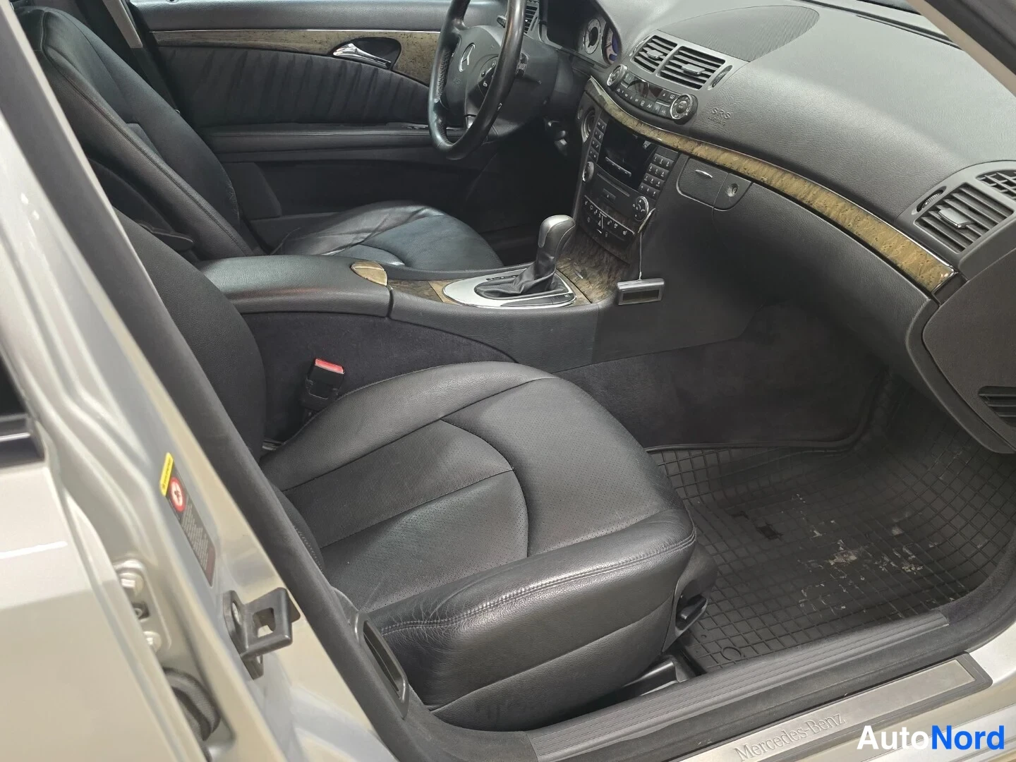Harmaa Mercedes-Benz E 2006, ohjaamo, kuva 11