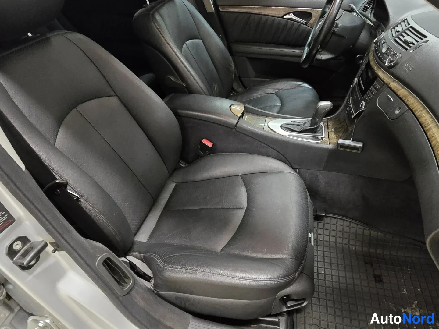 Harmaa Mercedes-Benz E 2006, etuistuimet, kuva 13