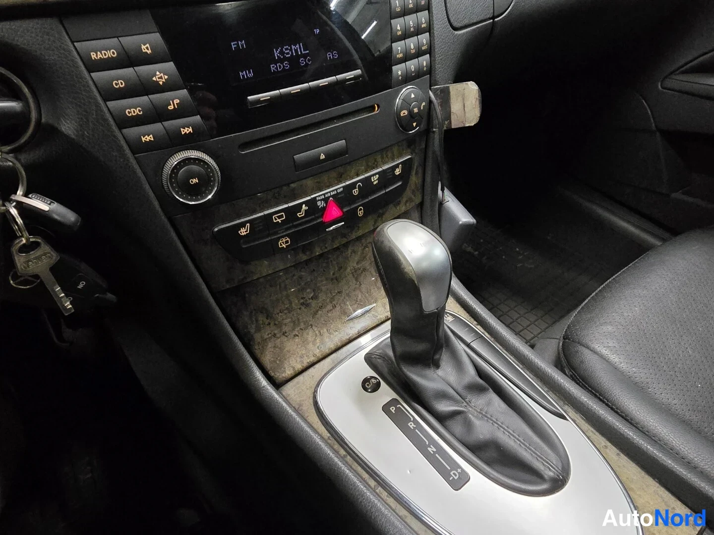 Harmaa Mercedes-Benz E 2006, yksityiskohta, kuva 17