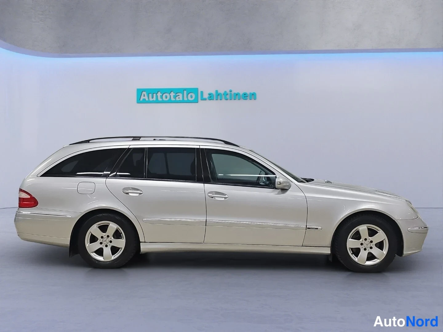 Harmaa Mercedes-Benz E 2006, sivulta, kuva 5