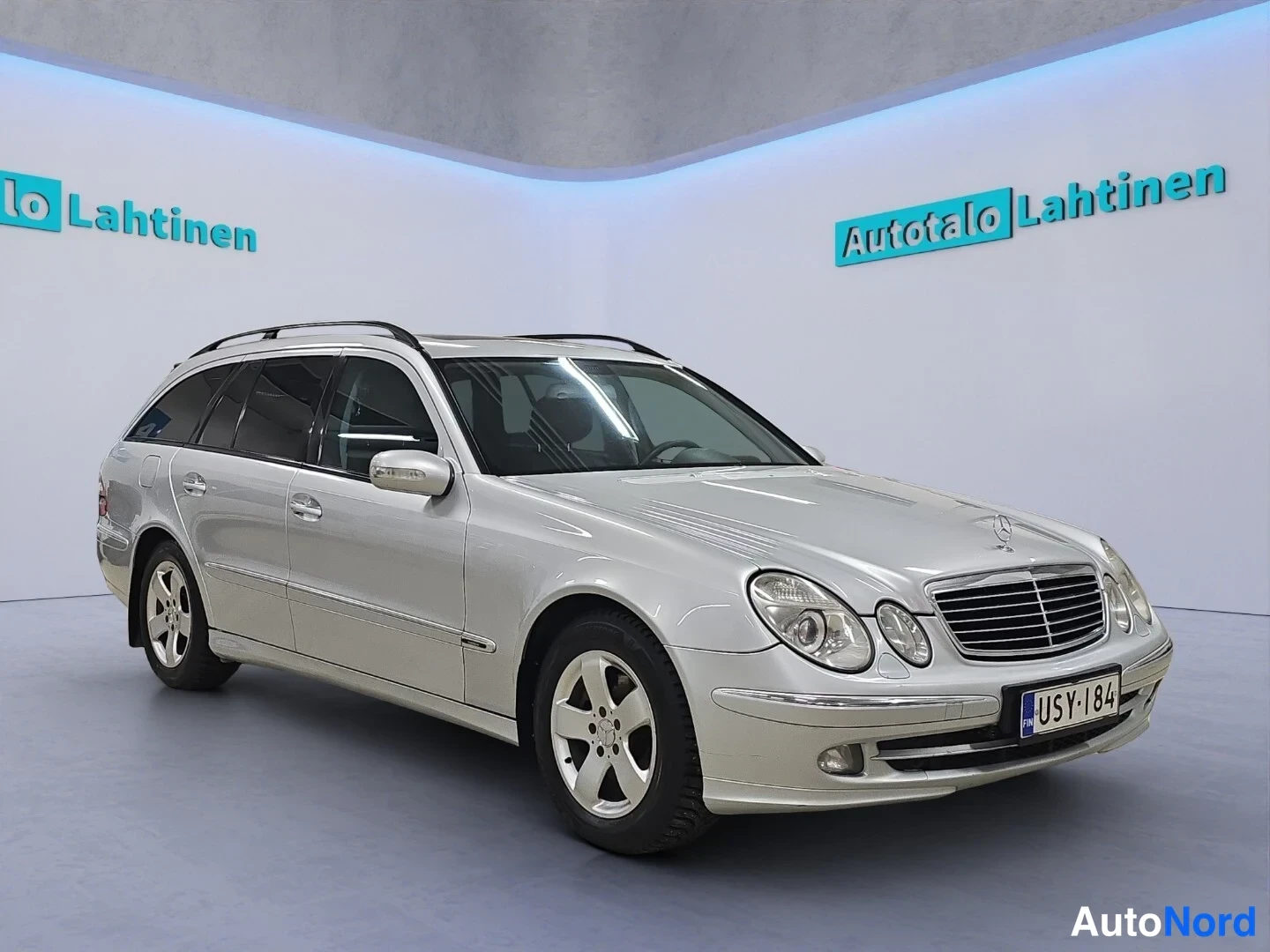 Harmaa Mercedes-Benz E 2006, etuviisto, keula oikealle, kuva 2