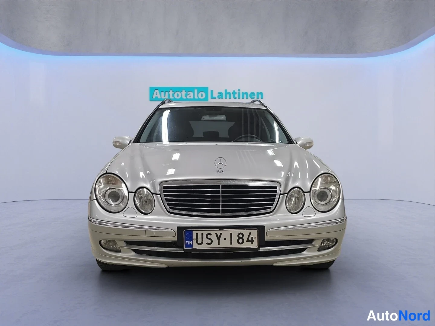 Harmaa Mercedes-Benz E 2006, edestä, kuva 3