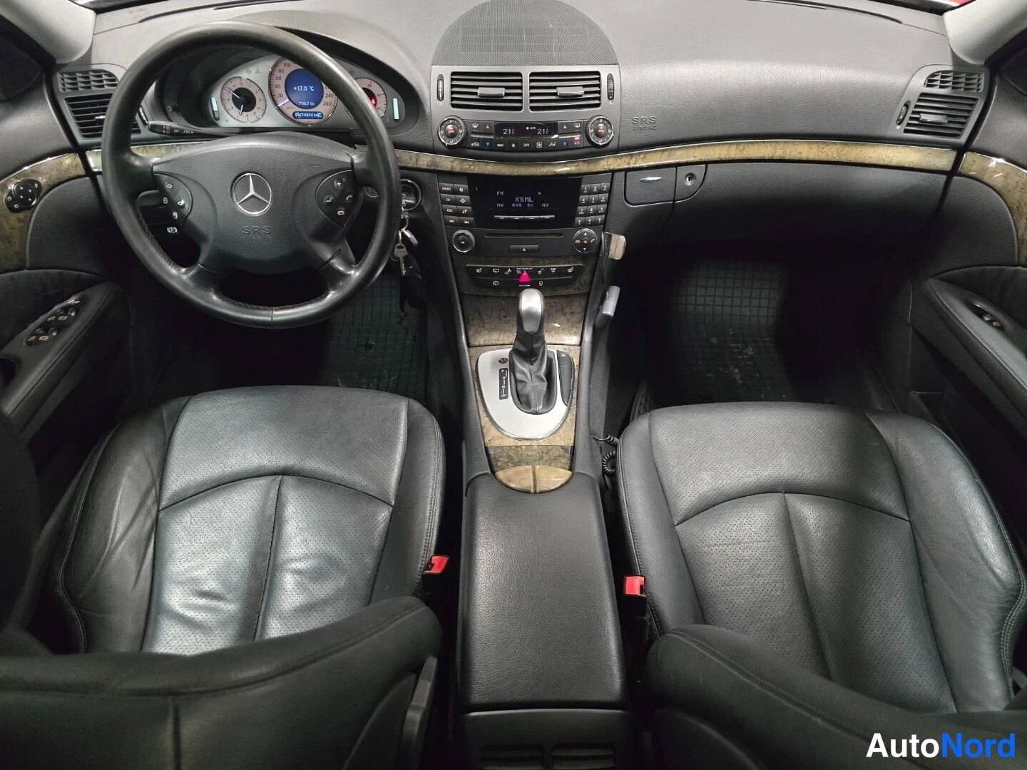 Harmaa Mercedes-Benz E 2006, ohjaamo, kuva 9