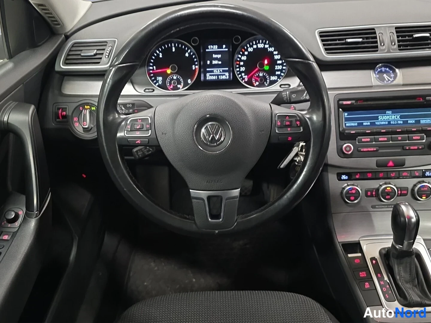 Musta Volkswagen Passat 2014, ohjaamo, kuva 10