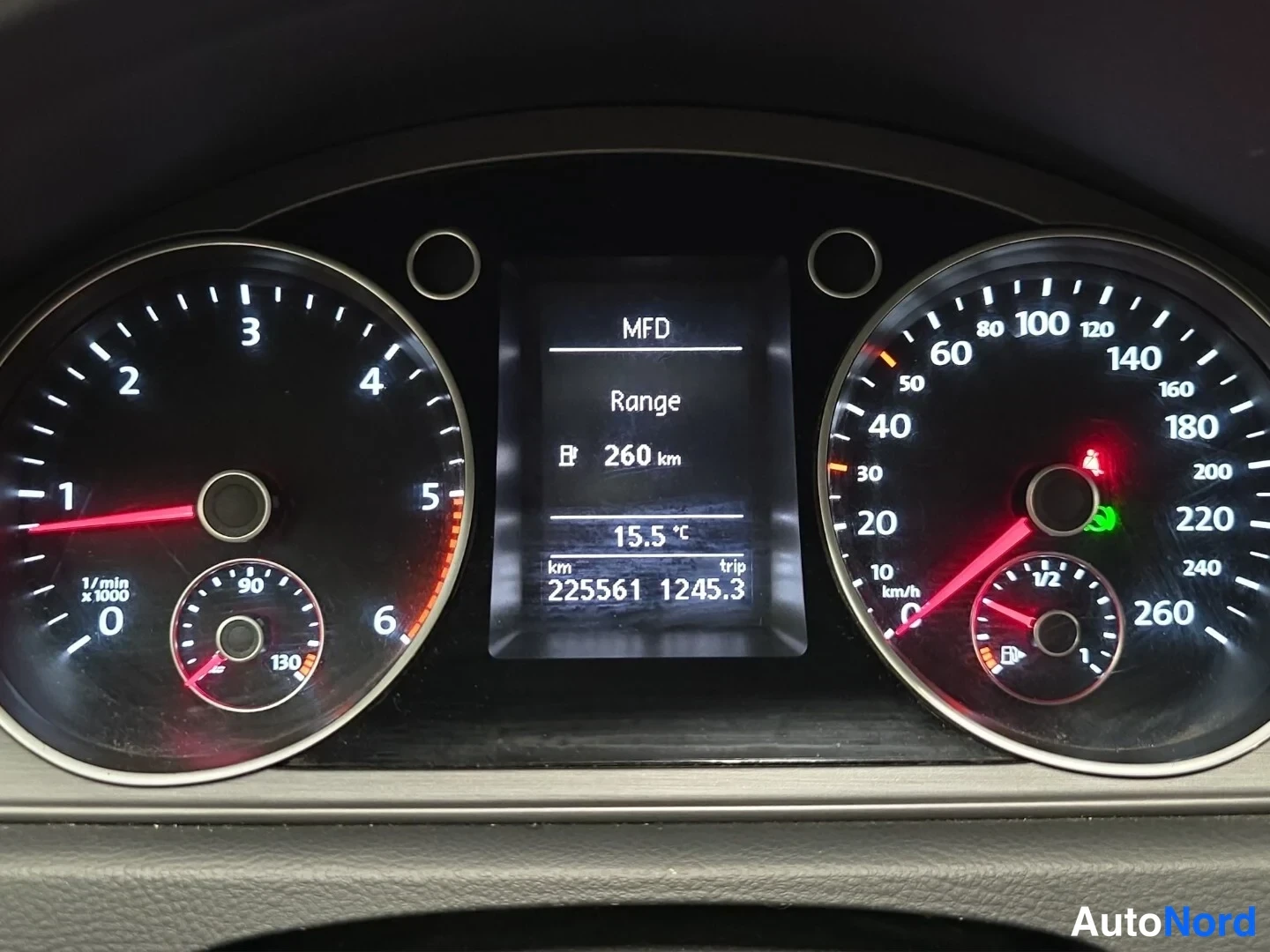 Musta Volkswagen Passat 2014, yksityiskohta, kuva 15