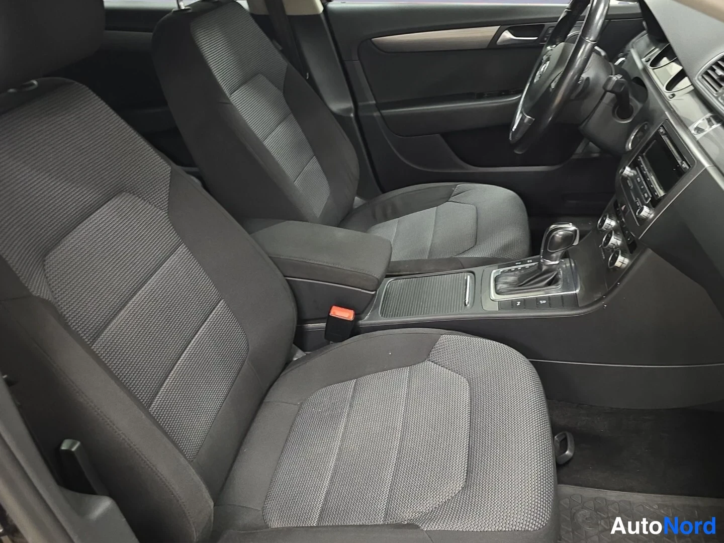Musta Volkswagen Passat 2014, etuistuimet, kuva 12
