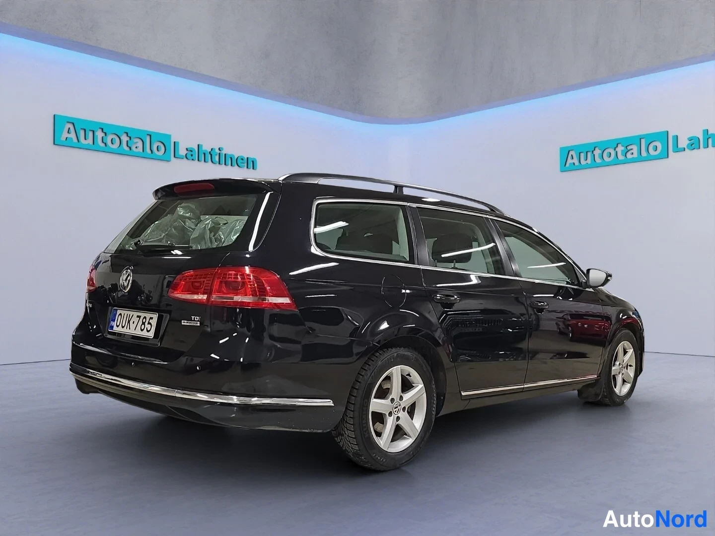 Musta Volkswagen Passat 2014, takaviisto, kuva 7