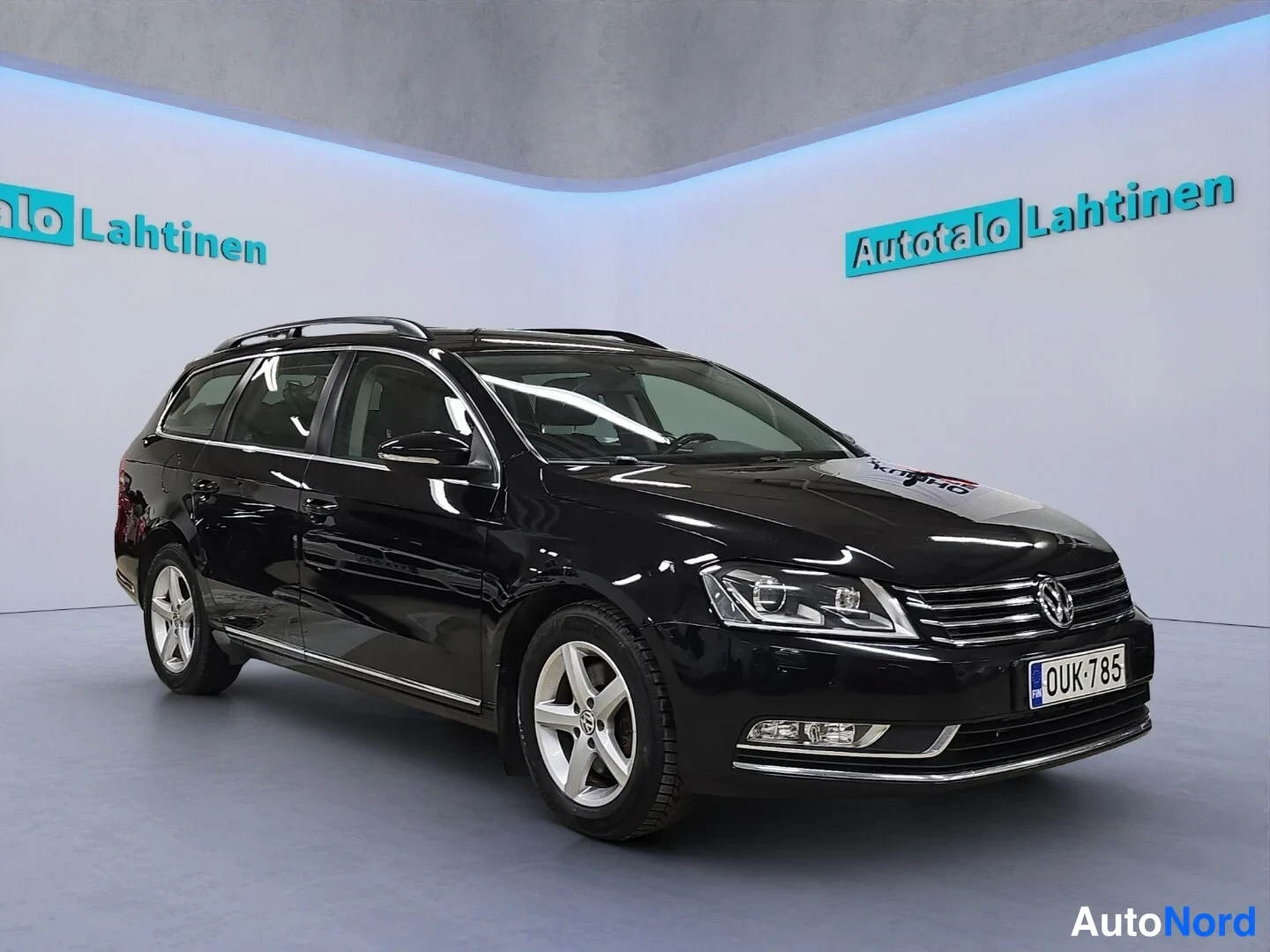 Musta Volkswagen Passat 2014, etuviisto, keula oikealle, kuva 2