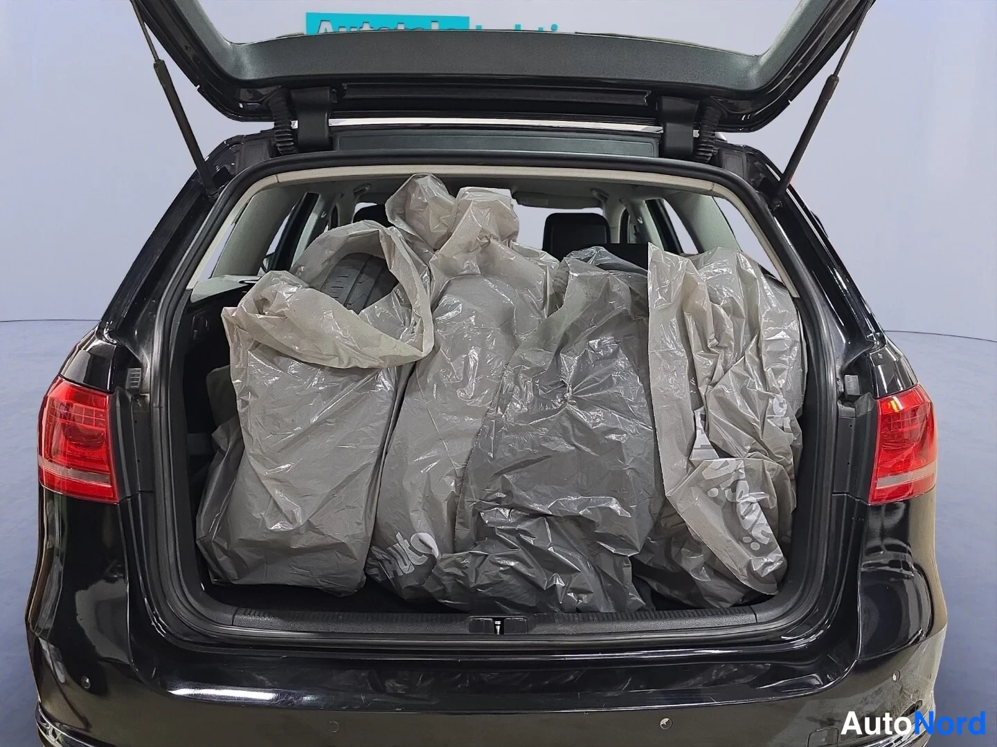 Musta Volkswagen Passat 2014, tavaratila, kuva 14