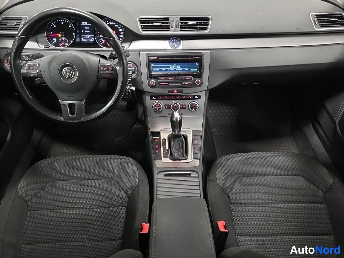 Musta Volkswagen Passat 2014, ohjaamo, kuva 9