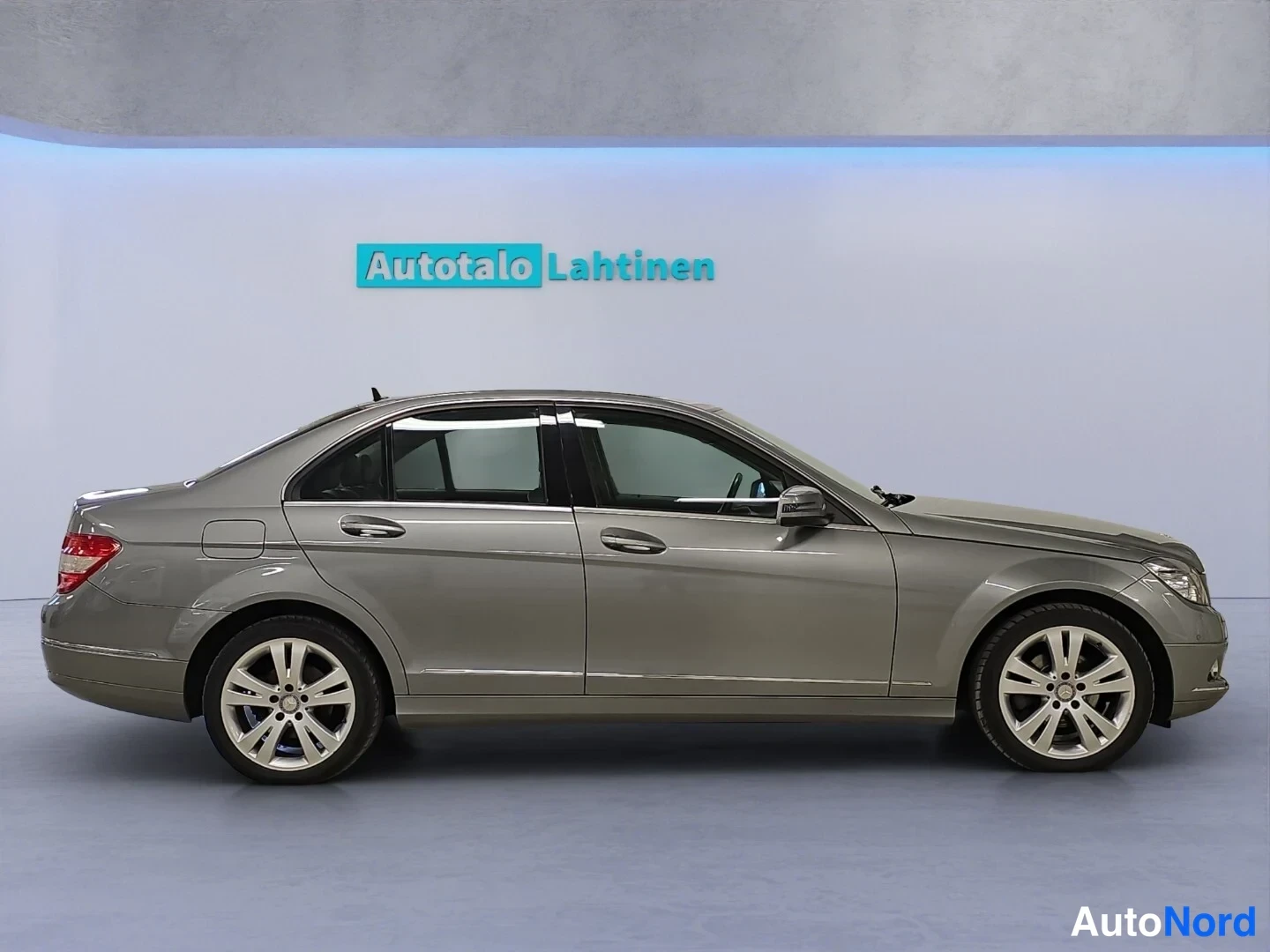 Grey Mercedes-Benz C 2009, front three-quarter, nose to the right, photo 2