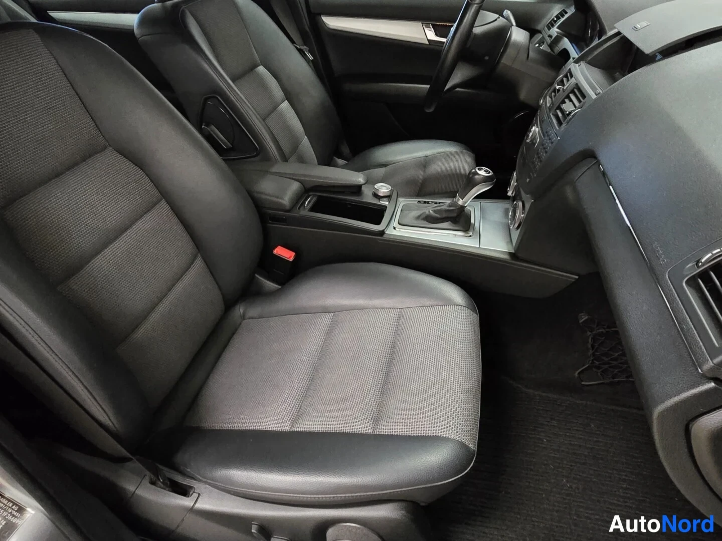 Grey Mercedes-Benz C 2009, front seats, photo 12
