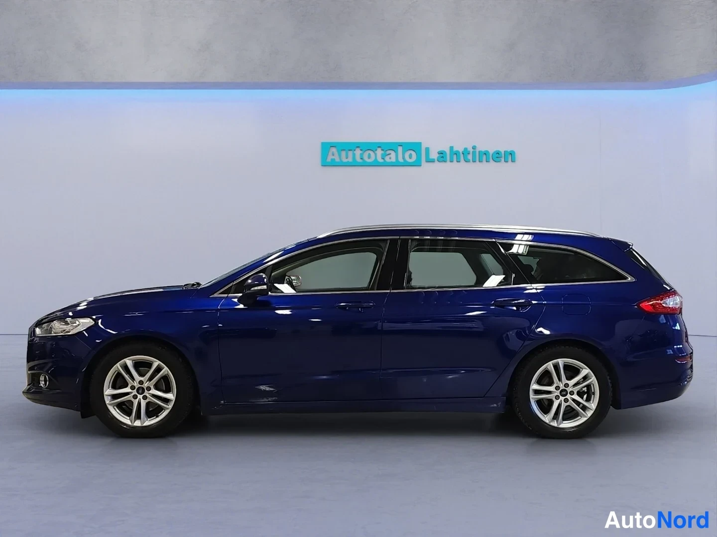 Sininen Ford Mondeo 2015, sivulta, kuva 5