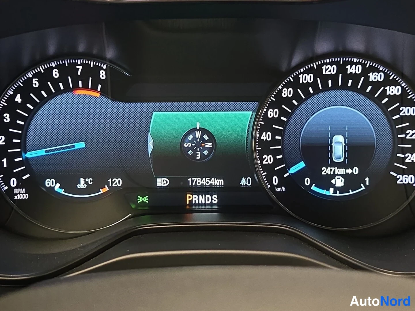 Sininen Ford Mondeo 2015, yksityiskohta, kuva 15