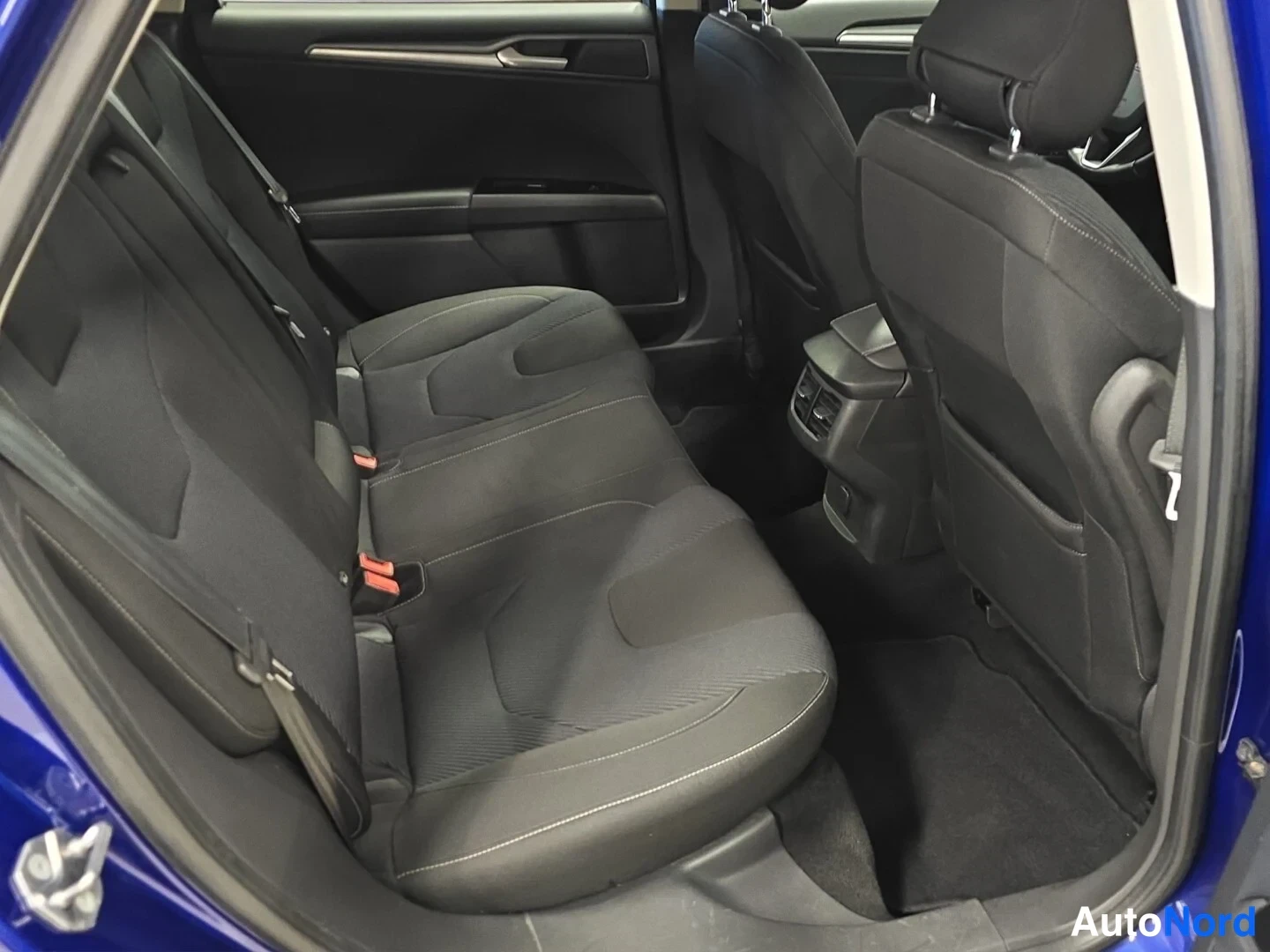 Sininen Ford Mondeo 2015, takaistuimet, kuva 12