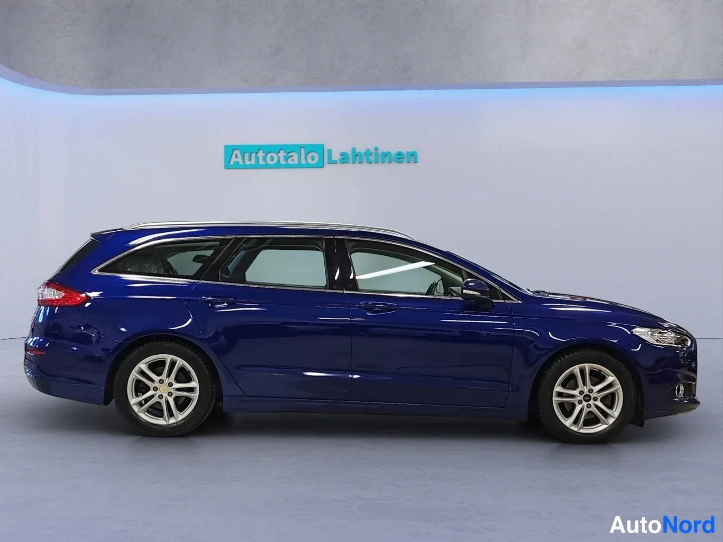 Sininen Ford Mondeo 2015, sivulta, kuva 4