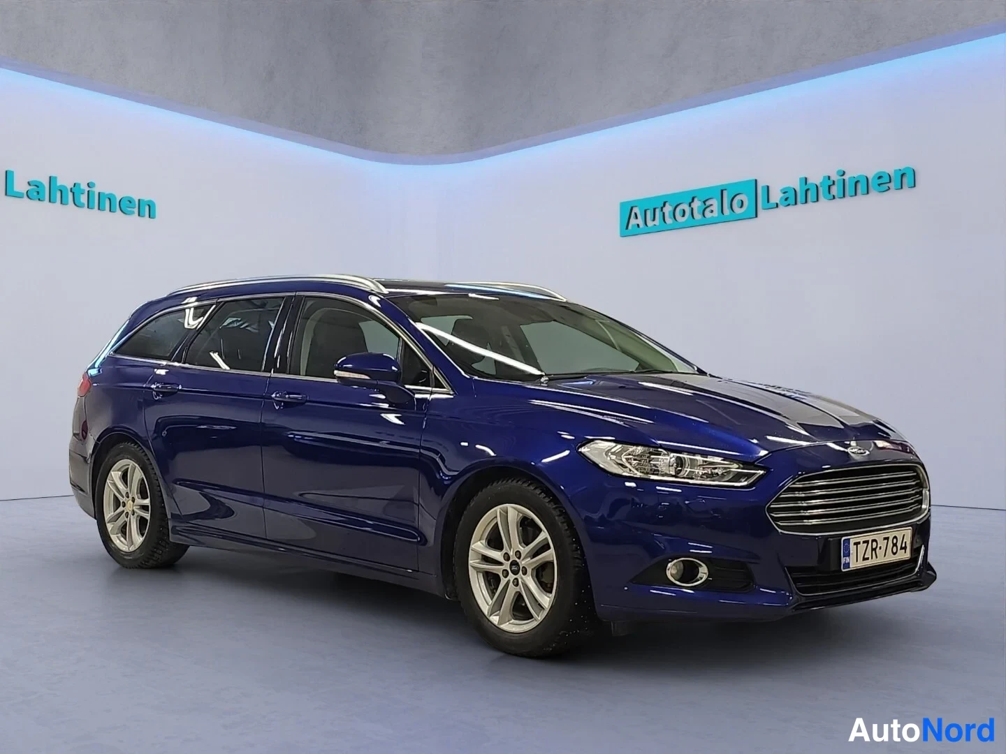 Sininen Ford Mondeo 2015, etuviisto, keula oikealle, kuva 2