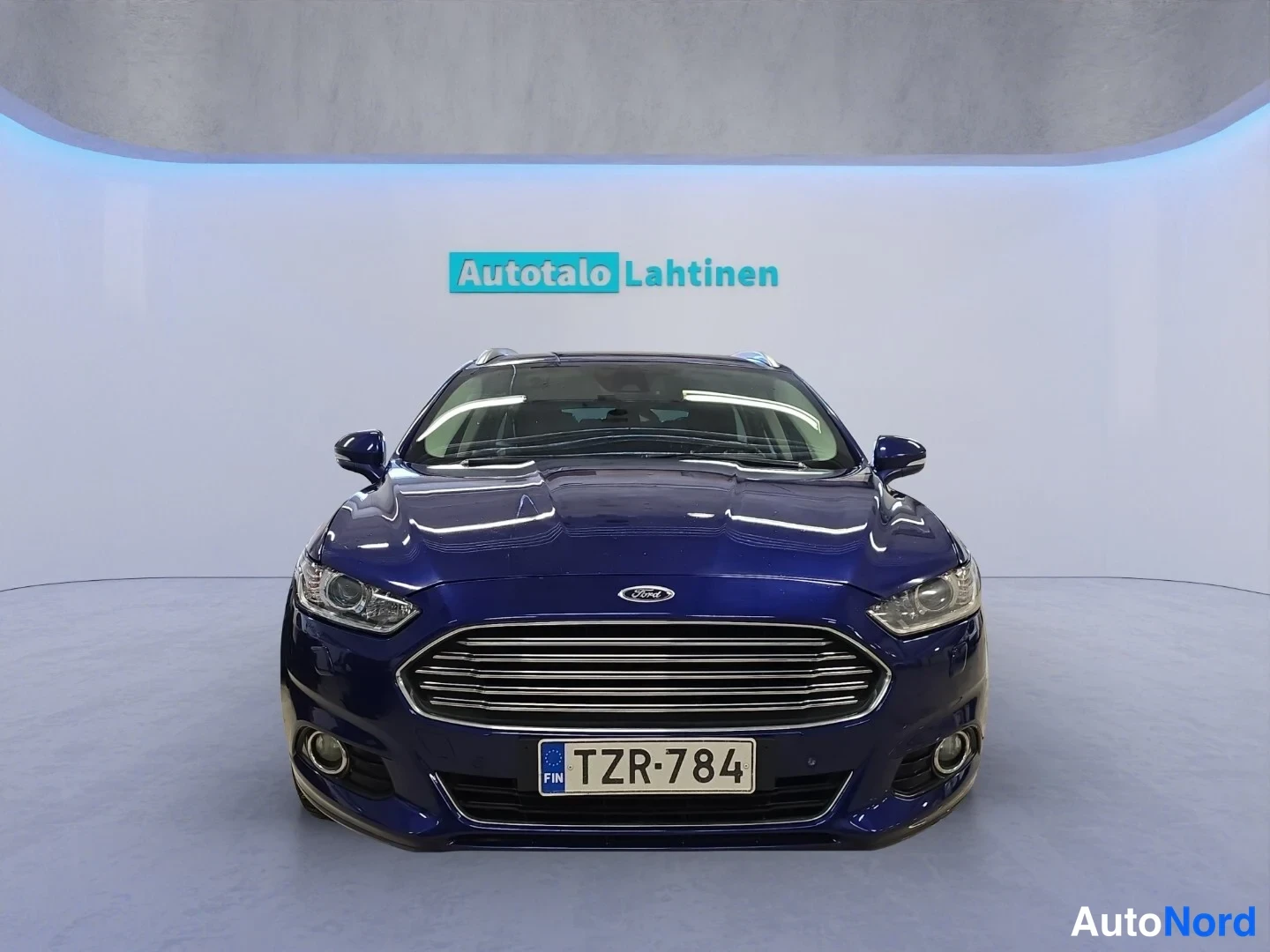 Sininen Ford Mondeo 2015, edestä, kuva 3