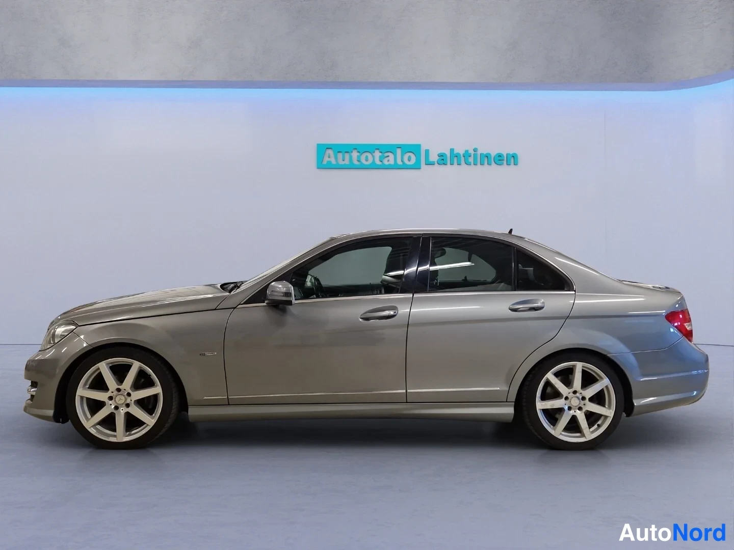 Harmaa Mercedes-Benz C 2012, sivulta, kuva 5
