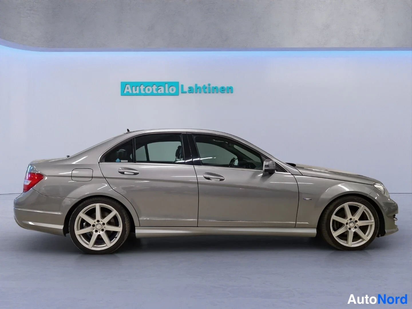 Harmaa Mercedes-Benz C 2012, sivulta, kuva 4