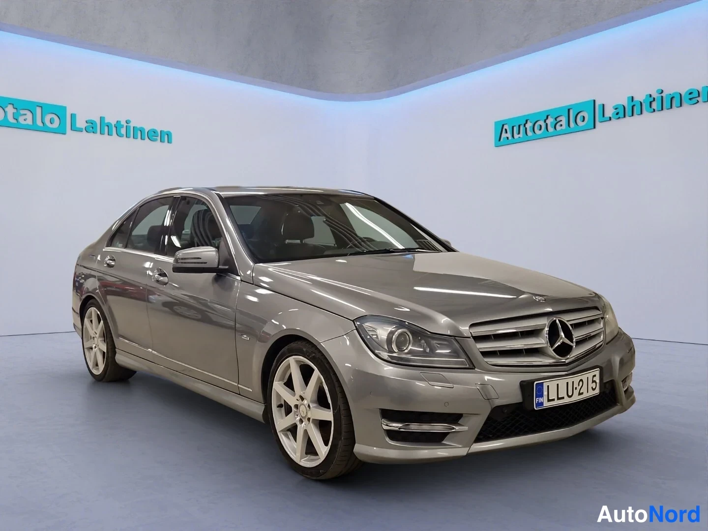 Harmaa Mercedes-Benz C 2012, etuviisto, keula oikealle, kuva 2