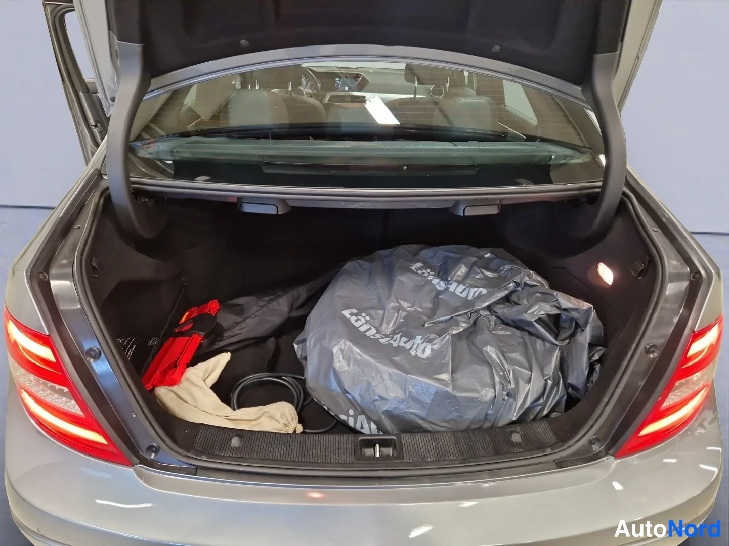 Harmaa Mercedes-Benz C 2012, tavaratila, kuva 13