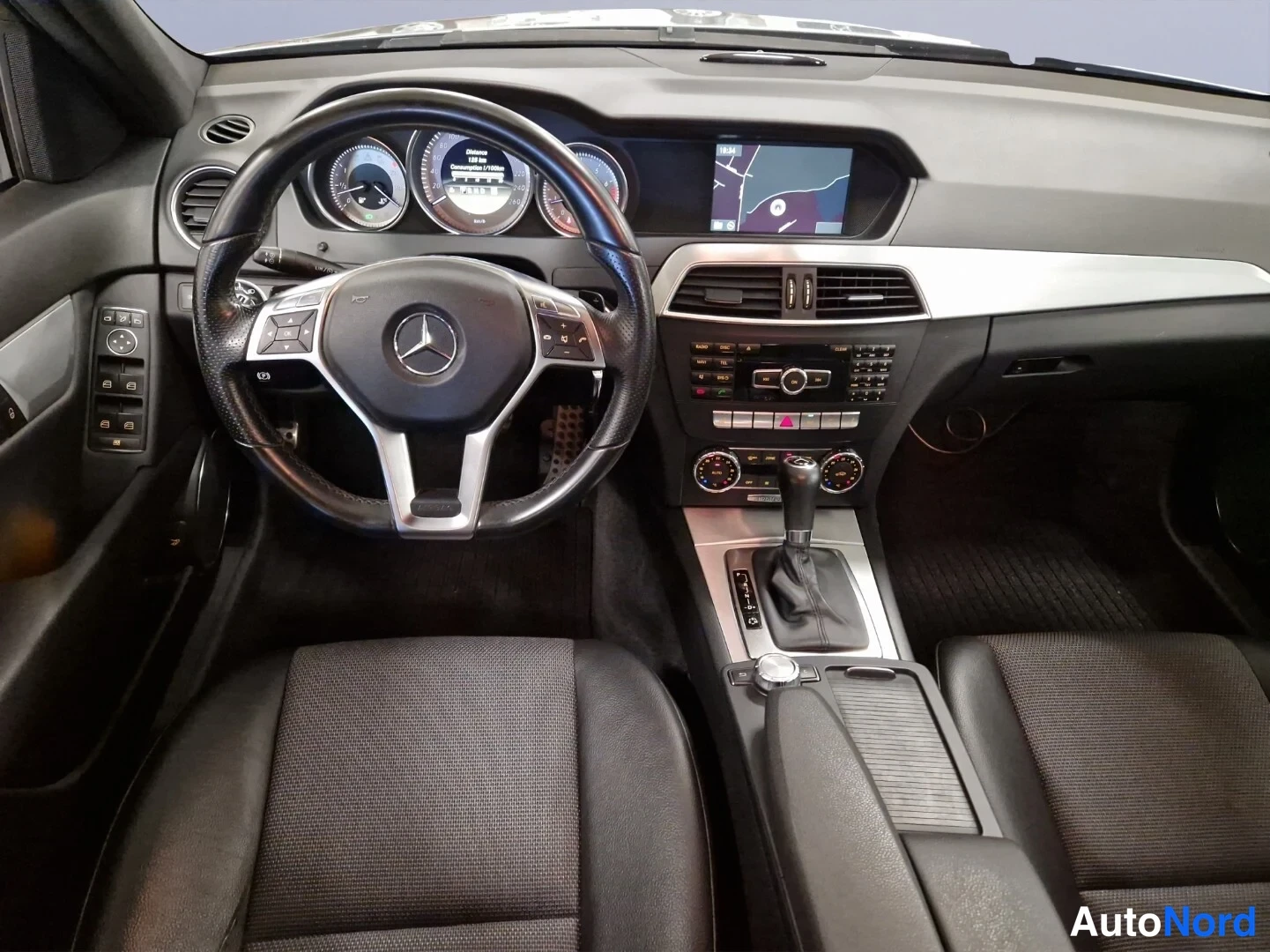 Harmaa Mercedes-Benz C 2012, ohjaamo, kuva 9