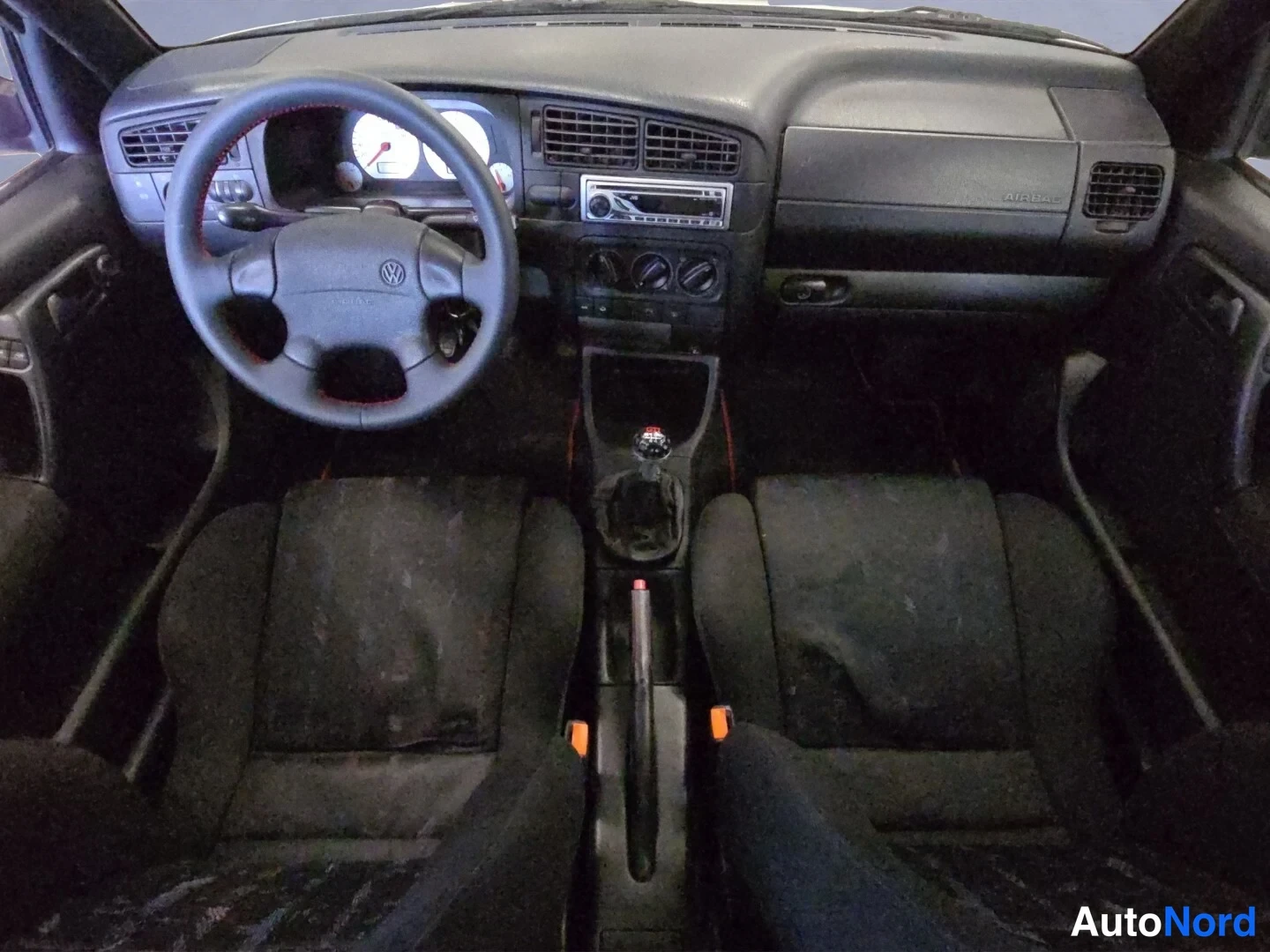 Grå Volkswagen Golf 1996, förarplats, bild 9