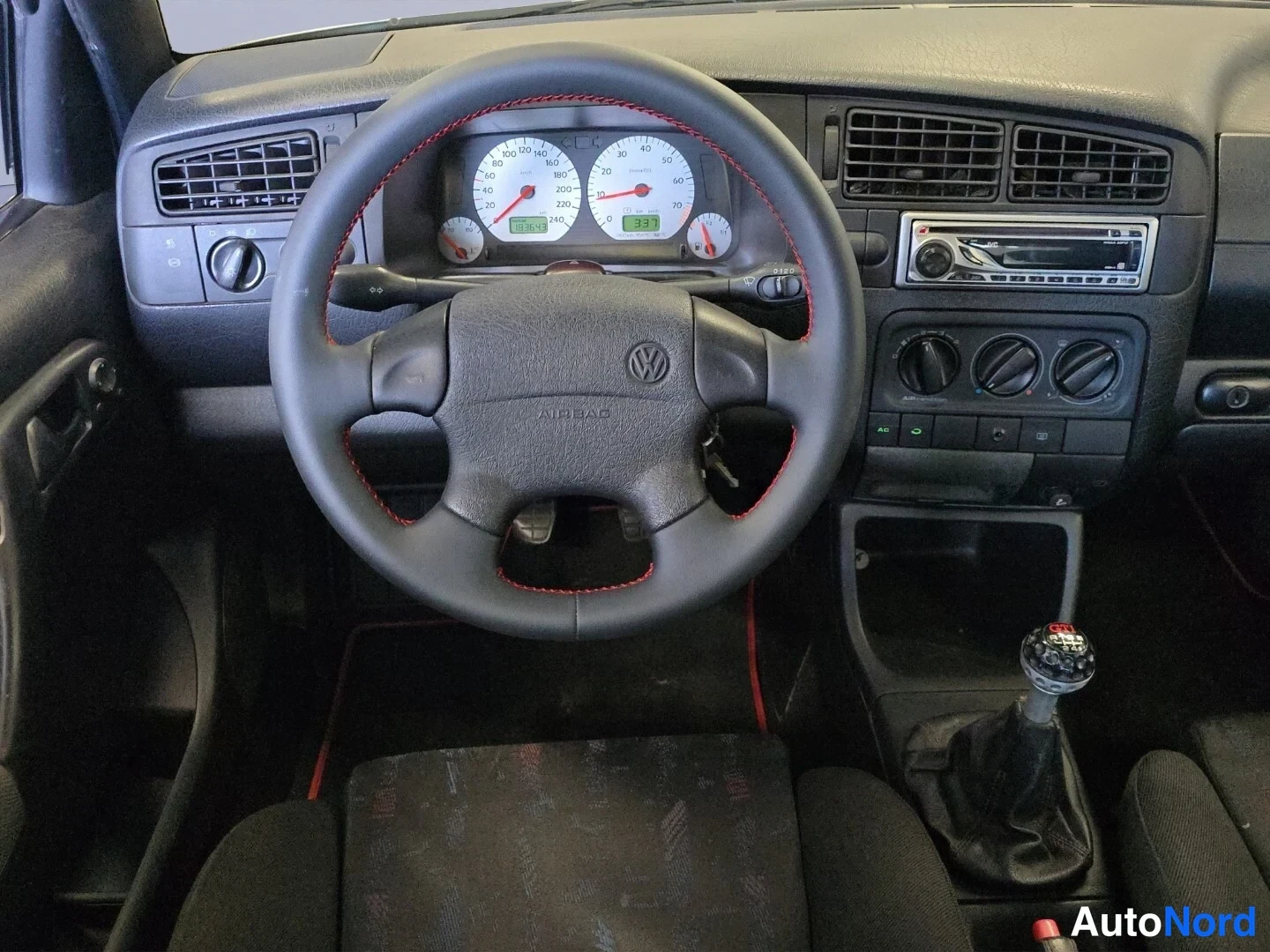 Grå Volkswagen Golf 1996, förarplats, bild 10