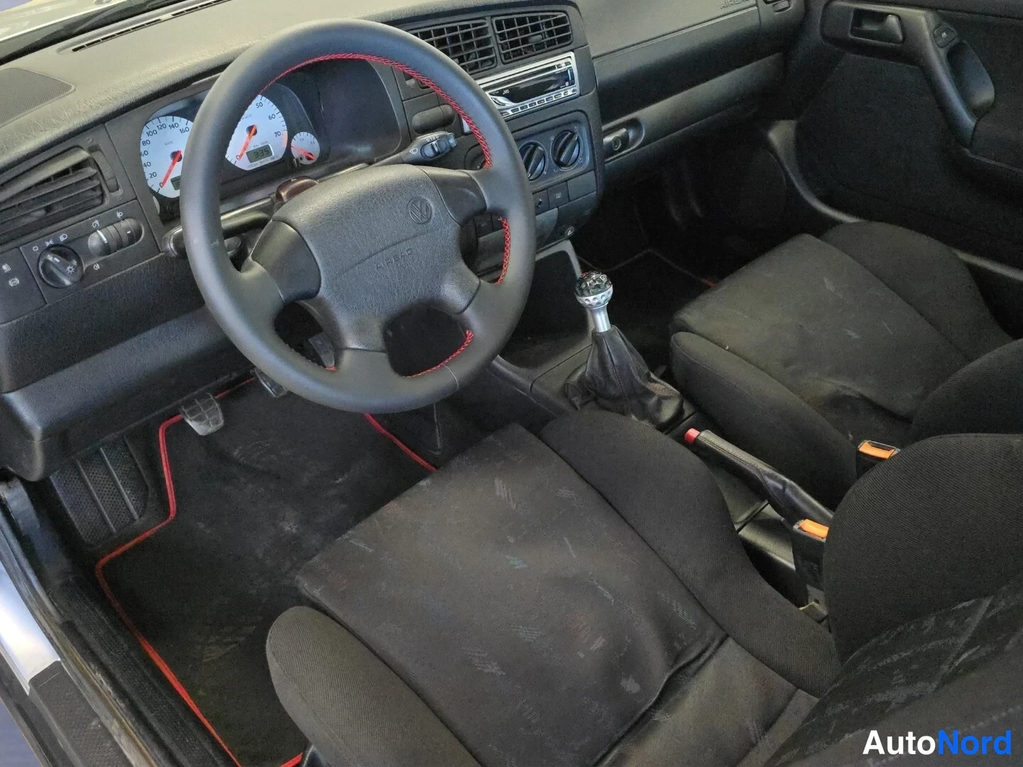 Grå Volkswagen Golf 1996, förarplats, bild 11