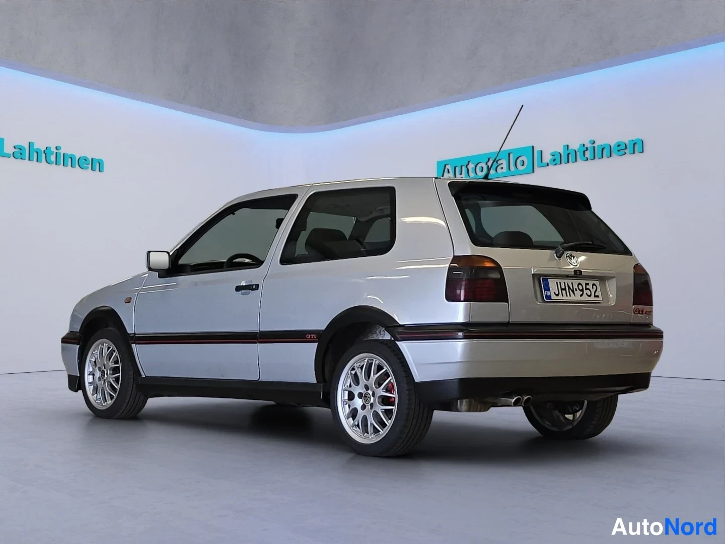Grå Volkswagen Golf 1996, snett bakifrån, bild 6