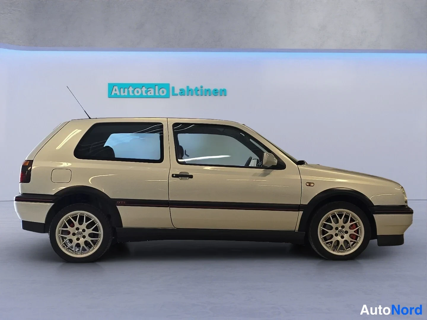 Grå Volkswagen Golf 1996, från sidan, bild 4