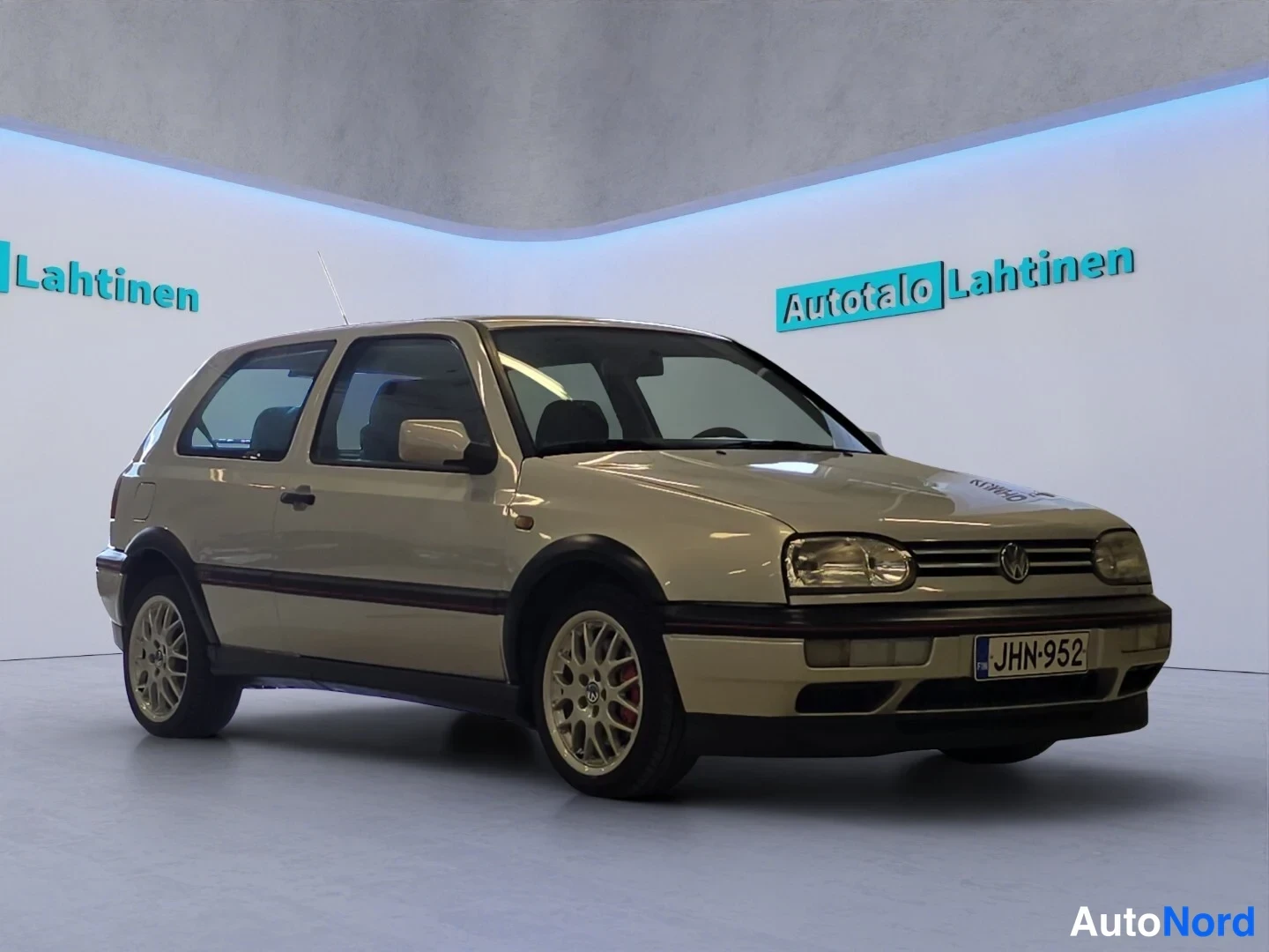 Grå Volkswagen Golf 1996, snett framifrån, fronten åt höger, bild 2