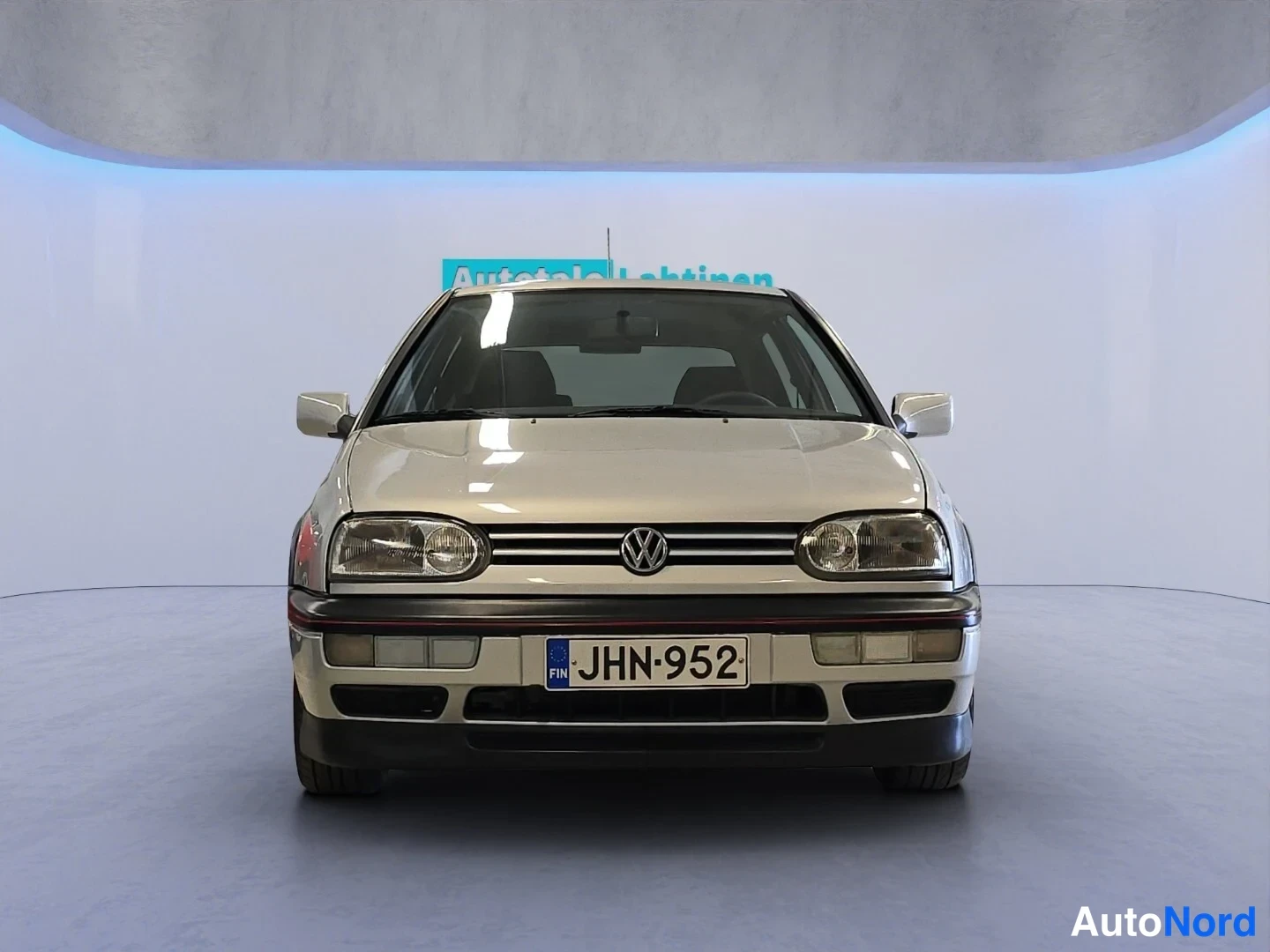 Grå Volkswagen Golf 1996, framifrån, bild 3