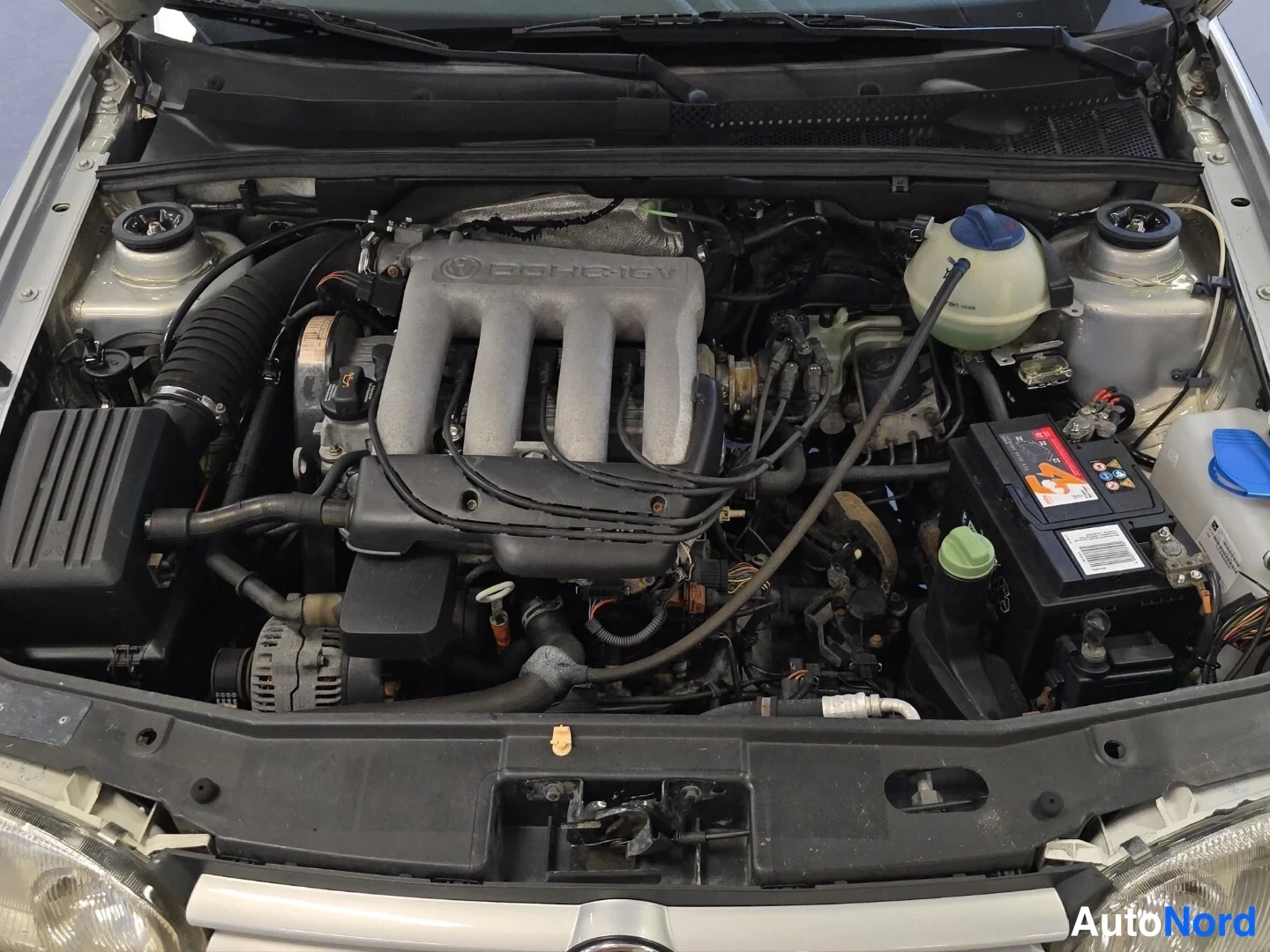 Grå Volkswagen Golf 1996, motorrum, bild 16