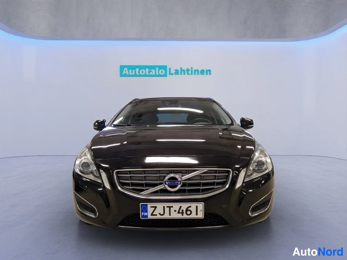 Svart Volvo V60 2014, framifrån, bild 5