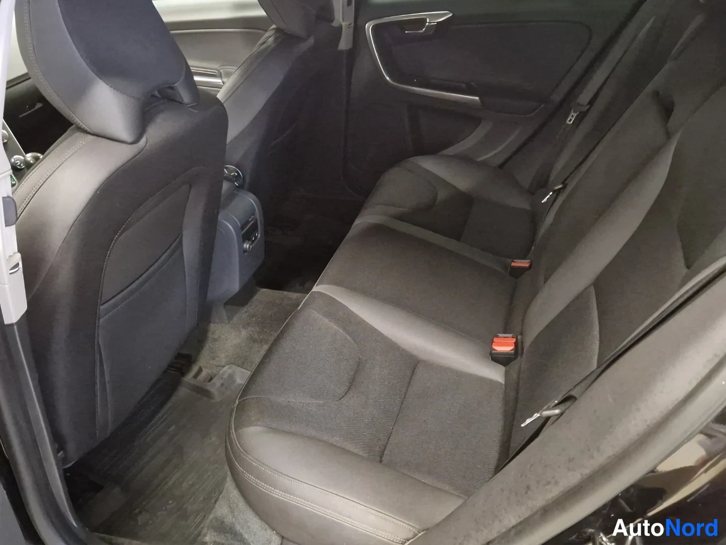 Svart Volvo V60 2014, baksäten, bild 11
